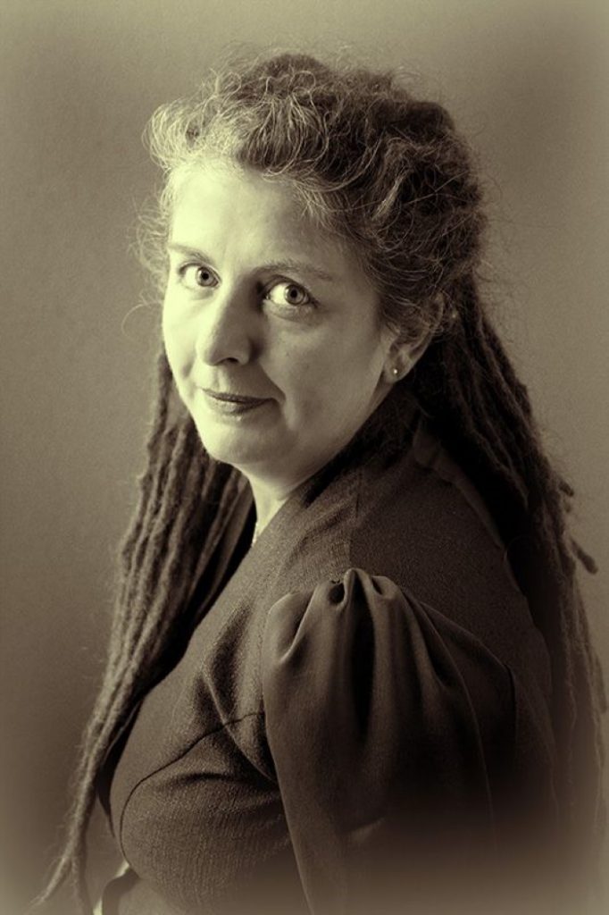 женщина и дреды